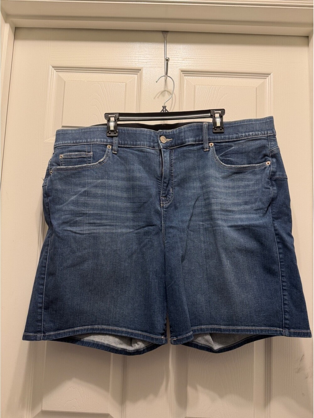 Torrid Premium Stretch Bombshell 8 Inch Bermuda Shorts Size 26